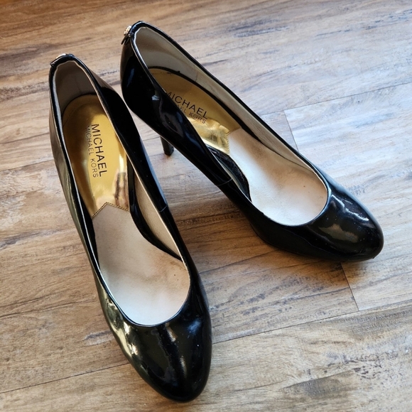 Michael by Michael Kors Black Leather Pumps Like New! Sz 10 w/Logo Hardware - Picture 1 of 8